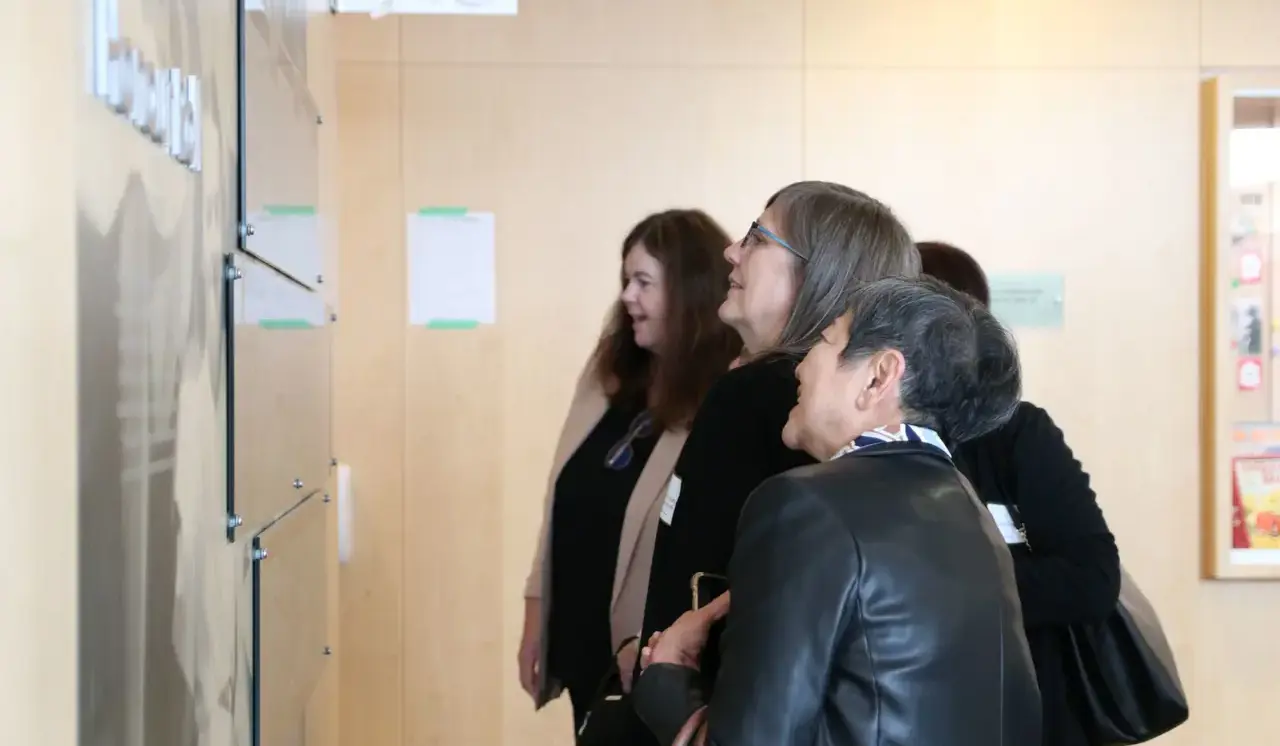 Alum looking at exhibit